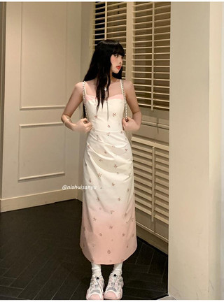 Shanmieleng Blush Hoa Sling Đầm Nữ Mùa Hè 2024 Nhỏ Eo Nẹp Ngọt Cay Gradient Thẳng Váy Dài