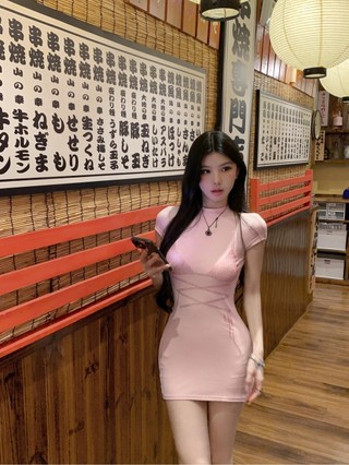 Shanmieleng Hồng Nóng Kim Cương Giả Áo Thun Nữ Mùa Hè Nguyên Chất Khát Vọng Cổ Tròn Tay Ngắn Váy Nóng Cô Gái Gợi Cảm Chặt-Fitting Hông-