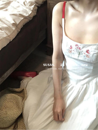 Pháp Nhẹ Nhàng Thiết Kế Phong Cách Thêu Trắng Sling Đầm Bé Gái Mùa Hè Phong Cách Mới Thắt Lưng Mỏng Hơn Nhìn Váy