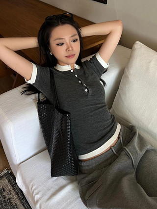 Shanmieleng Mỹ Retro Tay Ngắn Nữ Mùa Hè Tương Phản Khâu Hot Girl Slim-fit Slimer Nhìn Áo Thun Màu Xám Vai Trước