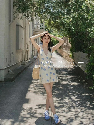Đầm Sling Màu Xanh Nhẹ Nữ Mùa Hè Cổ Chữ V Ngọt Ngào Tươi Nhỏ Eo Ôm Hơn Nhìn Váy Ngắn