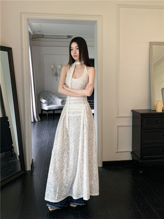 Jamaisvu Trắng Hơi Trong Suốt Váy Jacquard Nữ Mùa Hè Mỹ Hot Girl Không Tay Cao Cấp Phong Cách Kỳ Nghỉ Dây Cổ Váy Hoa