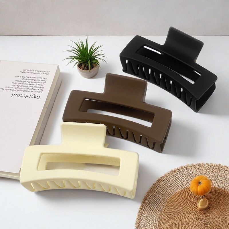 Kẹp tóc cá mập phụ kiện thời trang cho nữ, thiết kế đơn giản phù hợp với nhiều kiểu tóc.