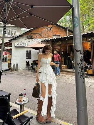 Pure Desire Style Niche Design Xù Sling Dress Mùa hè Phong cách mới Tính khí Váy dài không đều hẹp dành cho nữ