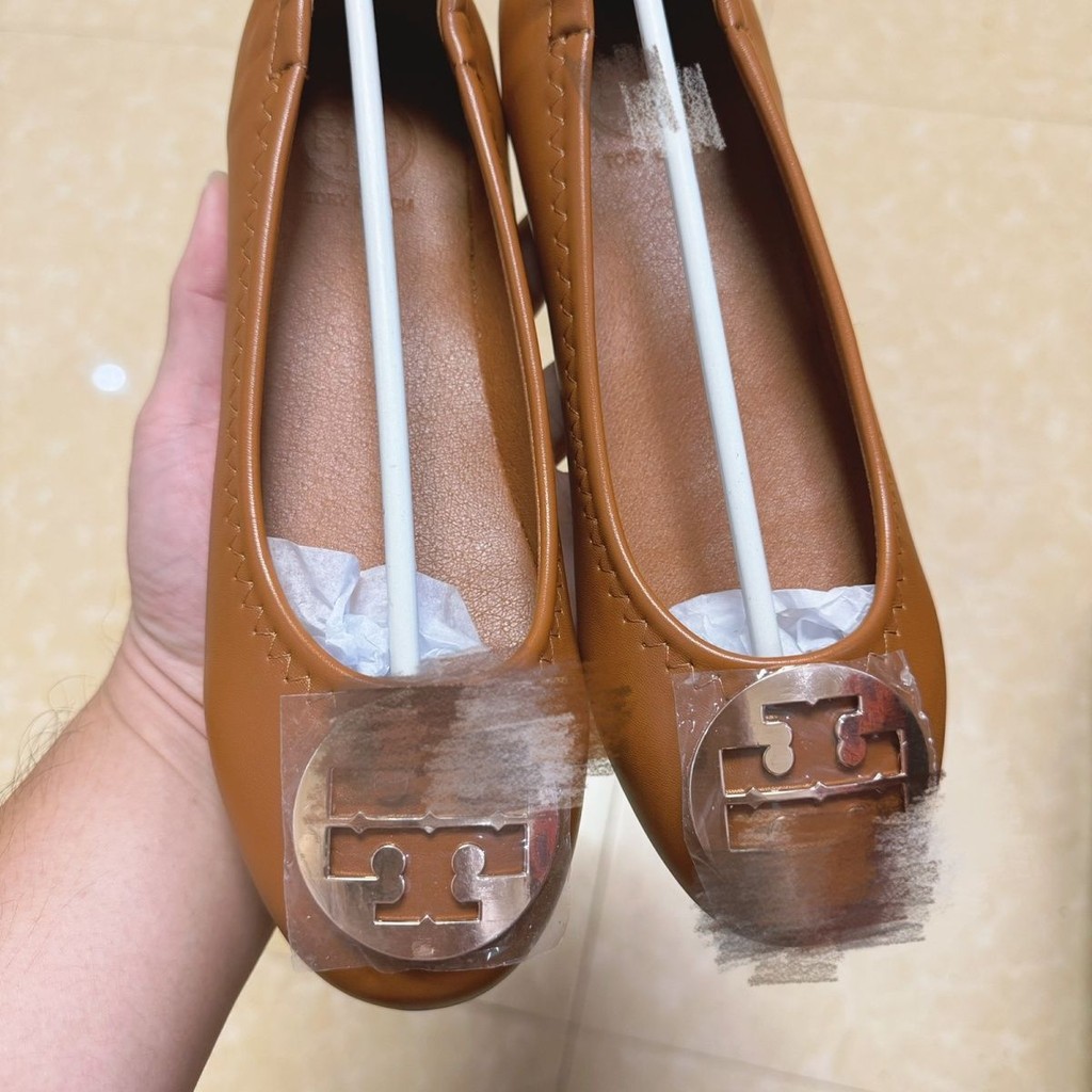 2025 Tory Burch Giày Nữ Retro Mũi Tròn Cá Tính Giày Đơn Đế Phẳng Beanie Cuộn Đế Đa Năng