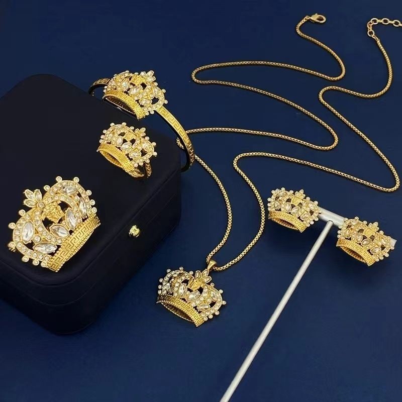 Vòng cổ Versace Vương miện Medusa sang trọng, thổ cẩm cao cấp