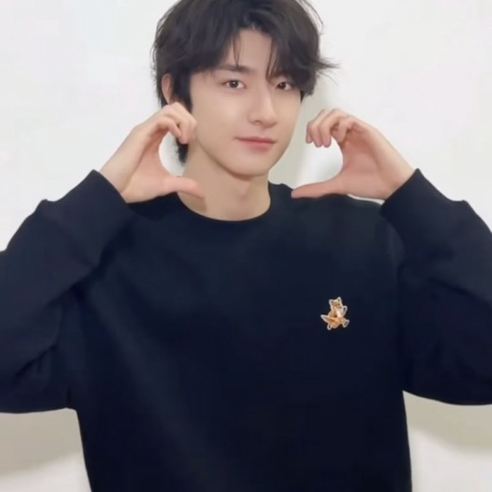 MK Little Fox Racing Fox Liền Mạch Thêu Cổ Tròn Cho Nam Và Nữ Cùng Phong Cách Cổ Nhãn + Thẻ