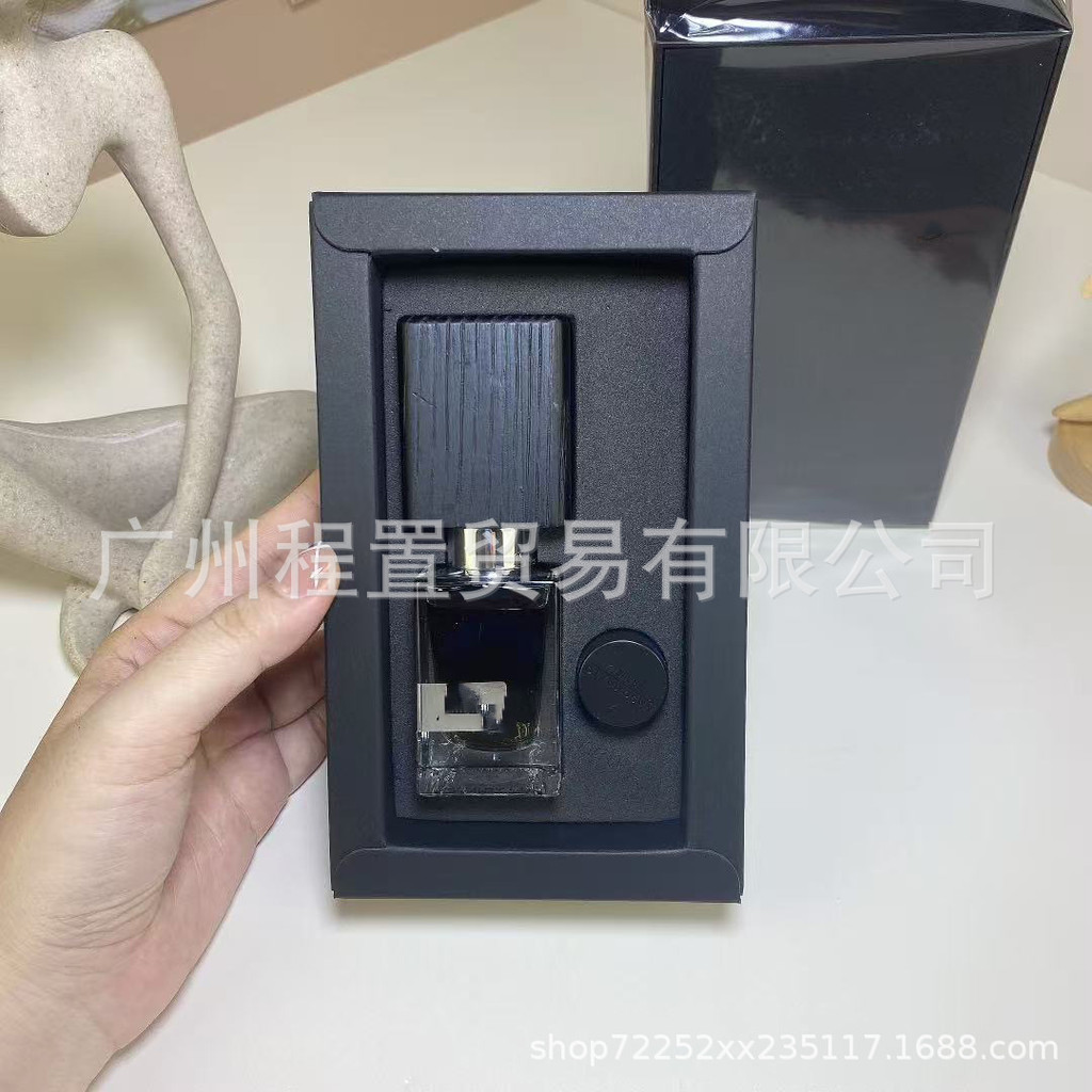 Nước hoa Nass Noisy - Scent Notes: Thuốc lá, Bạc, Musk, Absinthe