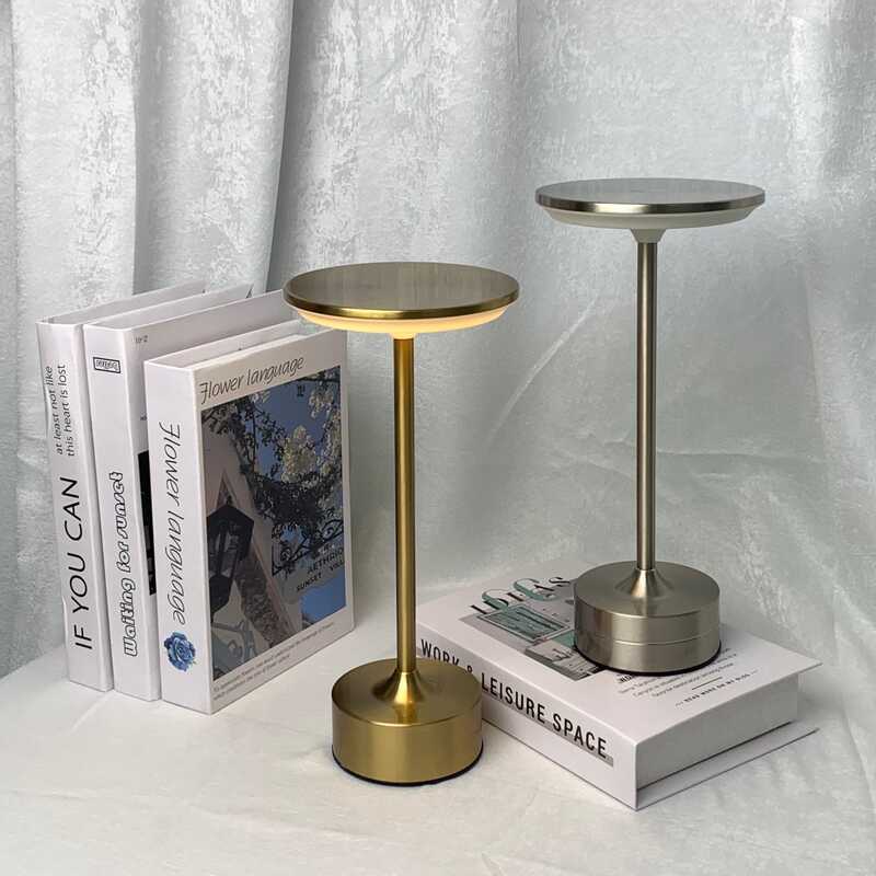 Sắt Cảm Ứng UFO Đèn Bàn Trang Trí Sáng Tạo Đèn Bàn Kim Loại USB Thanh Cảm Ứng Đèn Ngủ UFO Đèn Bàn