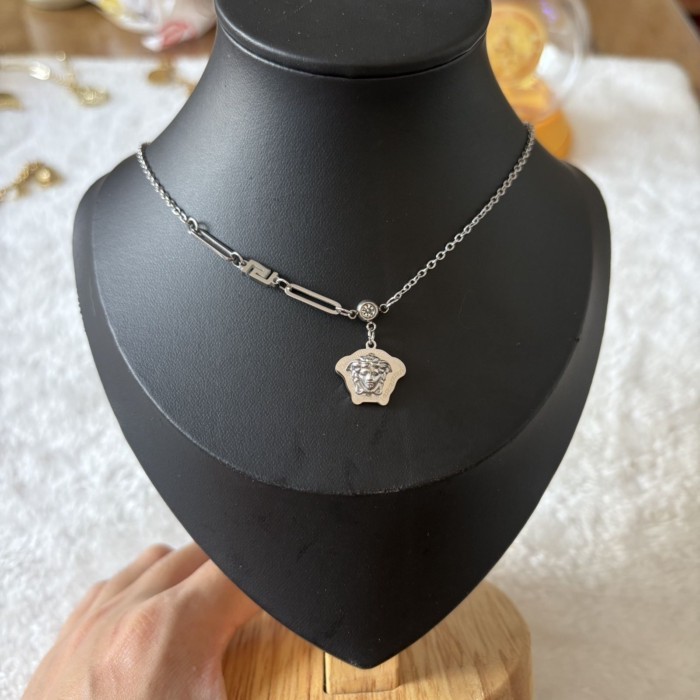 Vòng cổ Medusa 14K retro unisex với đầu vàng ánh sáng sang trọng