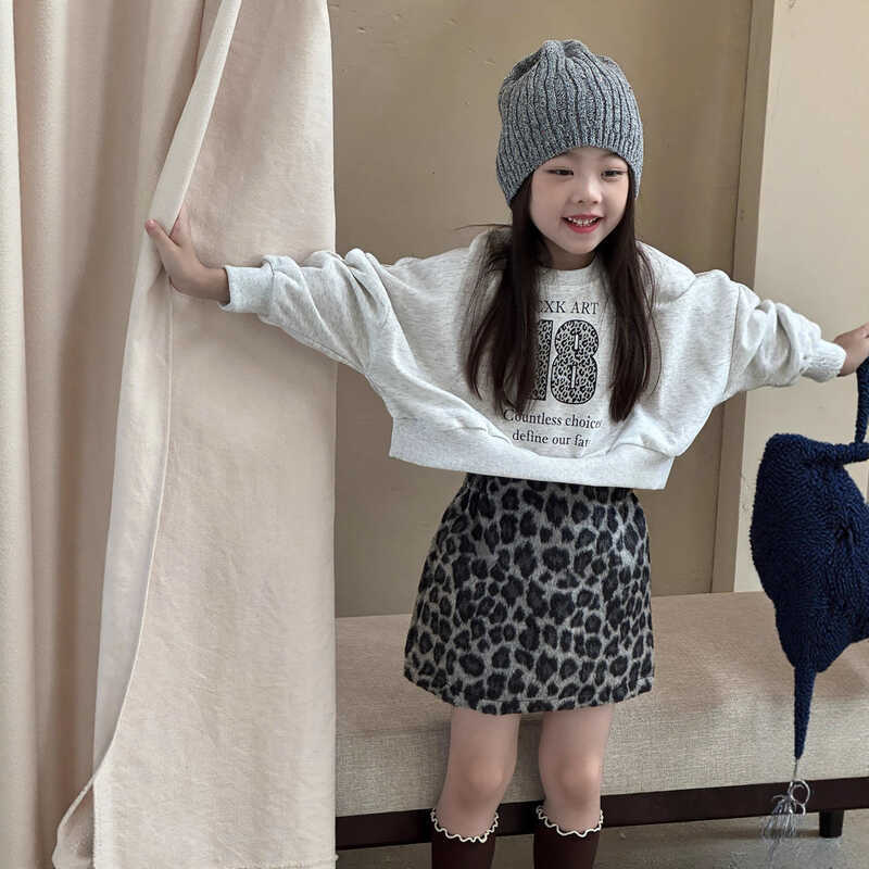 Yu Princess Girl Retro American Letter Short Top Girl Phiên bản Hàn Quốc Loose Number Sweater