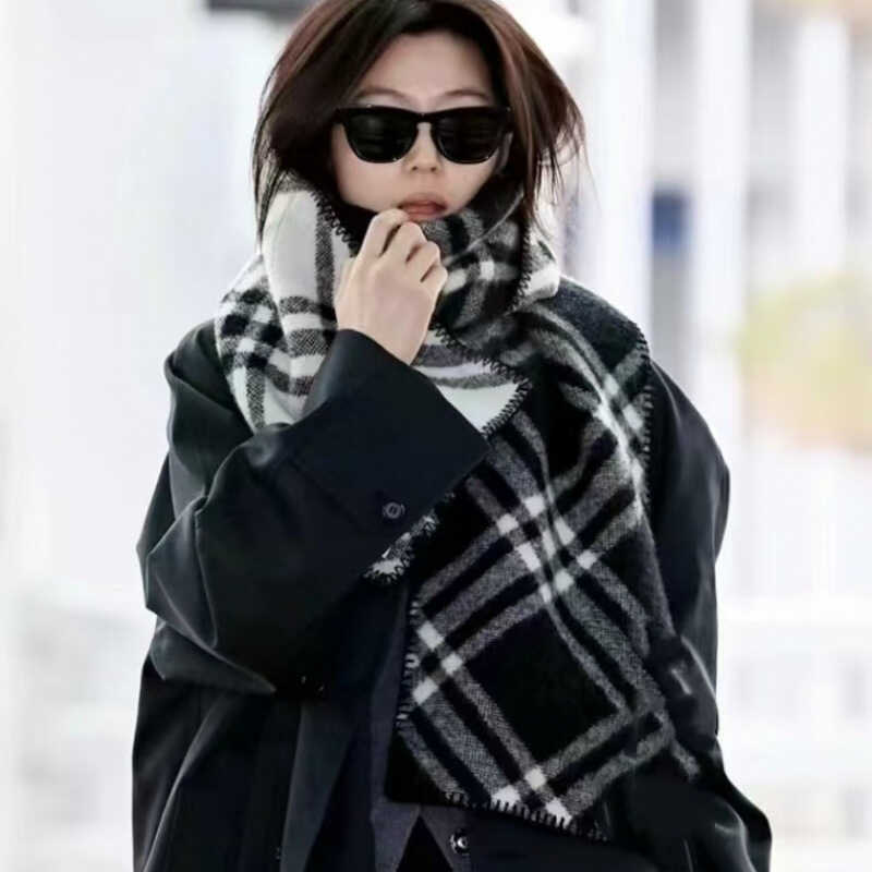 Khăn Choàng Hai Mặt Kẻ Sọc Style Jun Ji Hyun - Phong Cách Thời Trang Châu Âu