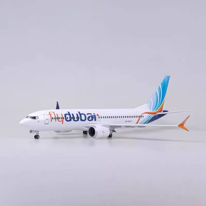 Mô máy bay Boeing B737MAX Dubai Aviation, đèn LED cảm ứng, bánh xe mô phỏng, màn hình tĩnh bằng nhự