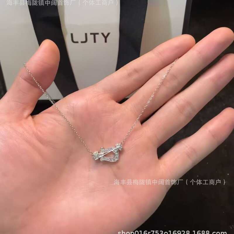 Feijia 20 Đừng Thử Liang Shuang Guan Xiaotong Cùng Phong Cách Dây Xích Xoắn Đính Kim Cương Trung Bìn