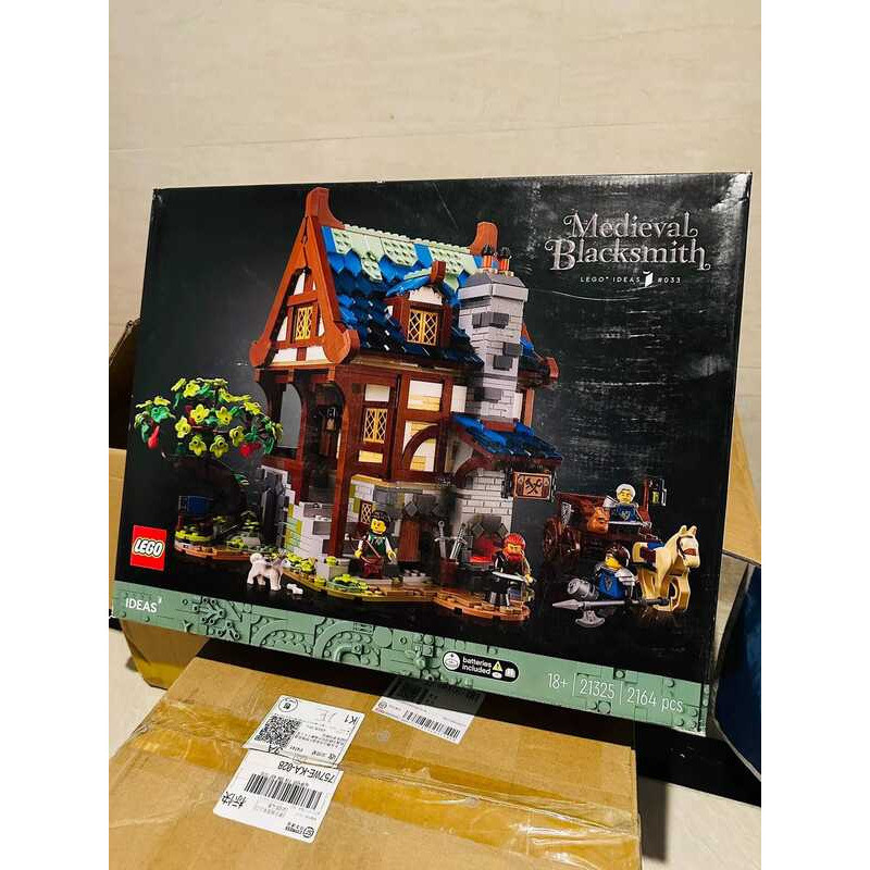 LEGO 21325 Xưởng Thợ Rèn