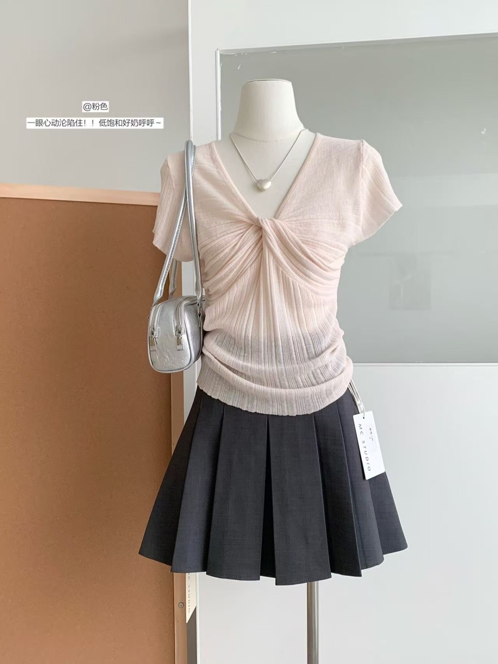 Áo thun dệt kim ngắn tay cổ chữ V xoắn có họa tiết Slim-fit  101676 | BigBuy360 - bigbuy360.vn