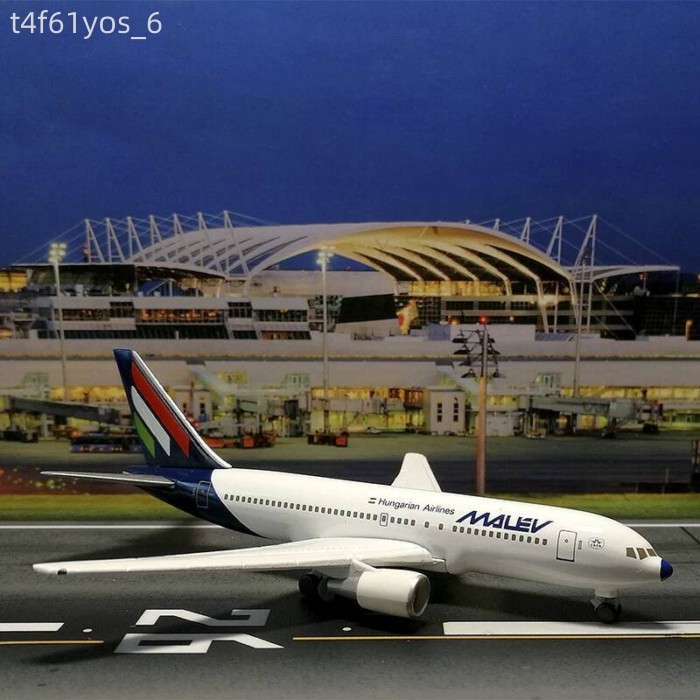 [VIP] Mô hình máy bay hợp kim Boeing 767-200 của hãng hàng không Hungary, tỷ lệ 1:500, đồ chơi mô