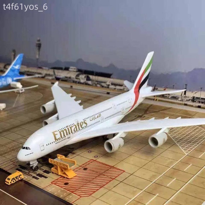 HOT- [ Ảnh thật ] Mô hình máy bay Airbus A380 của Emirates Airline với mô phỏng bánh đáp sáng