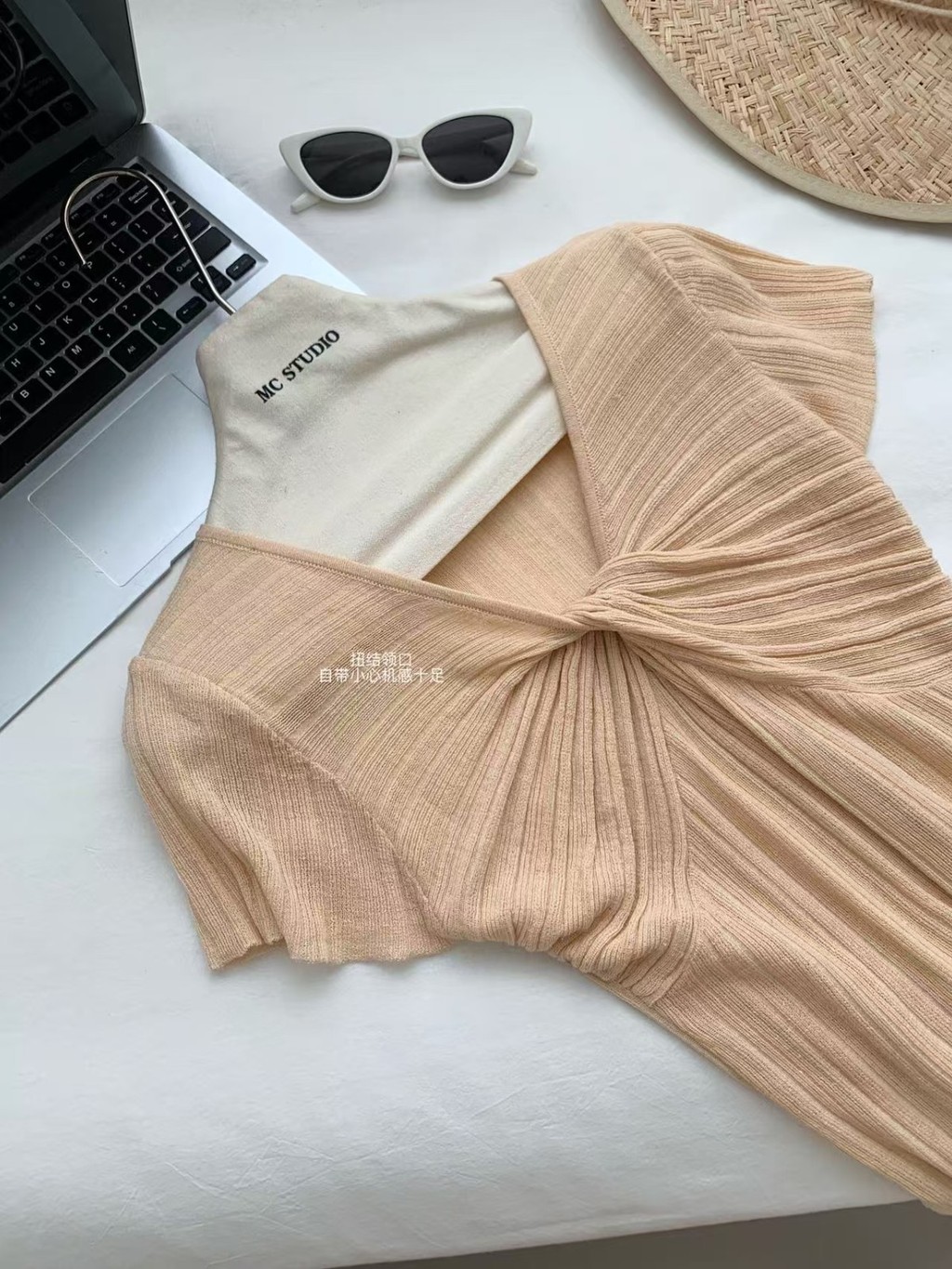 Áo thun dệt kim ngắn tay cổ chữ V xoắn có họa tiết Slim-fit  101676 | BigBuy360 - bigbuy360.vn