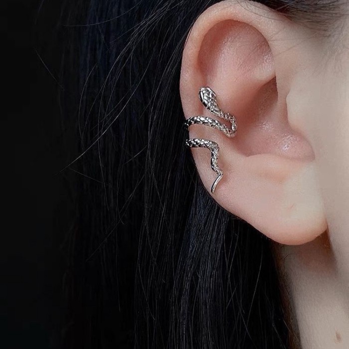 Khuyên tai hình con rắn , thiết kế hốc, phong cách cá tính và punk, khuyên tai độc đáo hình con