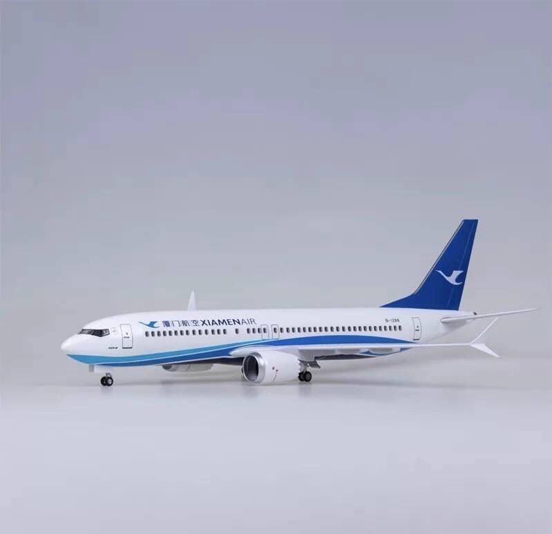 [ Siêu Tiết kiệm] 【Có bánh xe và đèn】Mô hình Boeing 737MAX của hãng Xiamen Airlines XA, quà tặng má