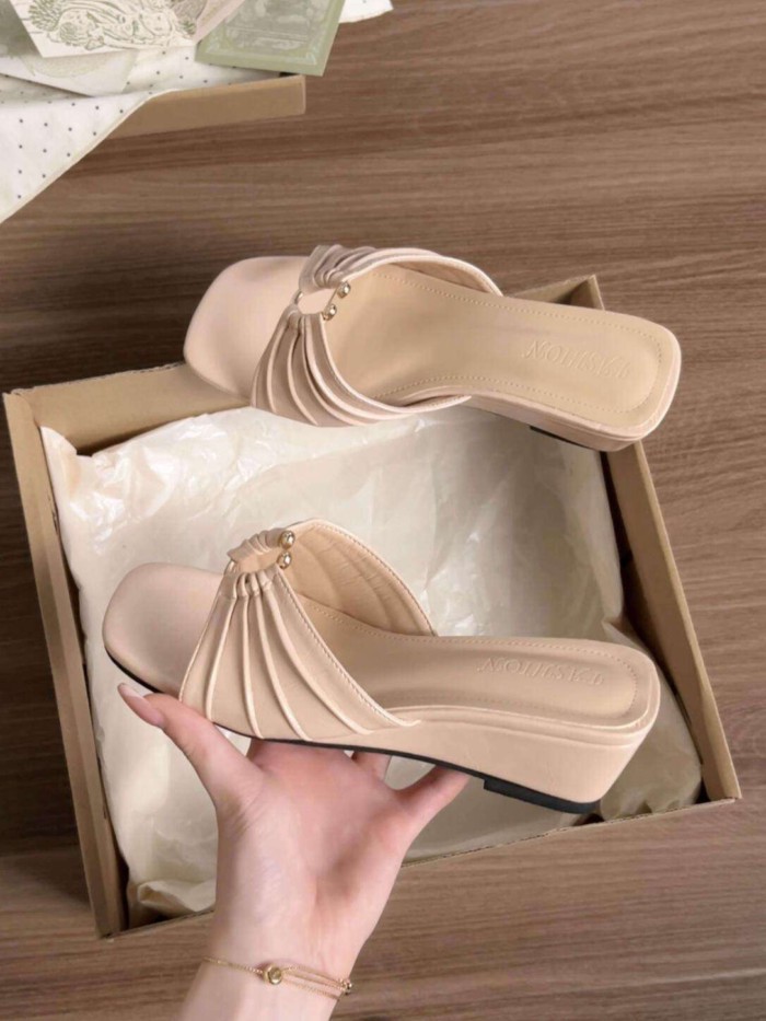 Gentle Style Nude Pink Pleated Metal Buckle Slippers Women's Wedge Heel Open Toe Holiday Sand
