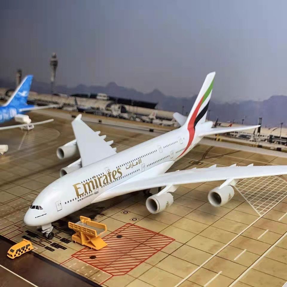 [VIP] Mô hình máy bay Airbus A380 của Emirates Airline với mô phỏng bánh đáp sáng