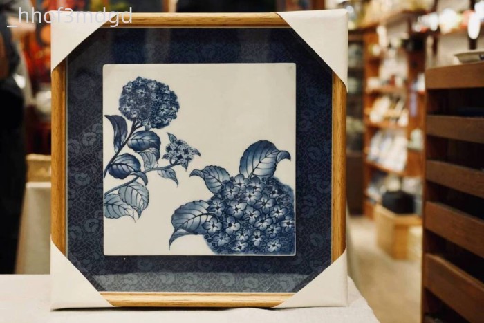 [VIP] sứ vẽ tay hoa cẩm tú cầu xanh trắng Arita-yaki của Nhật Bản.Kích thước: Tranh 21×21cm, Khung