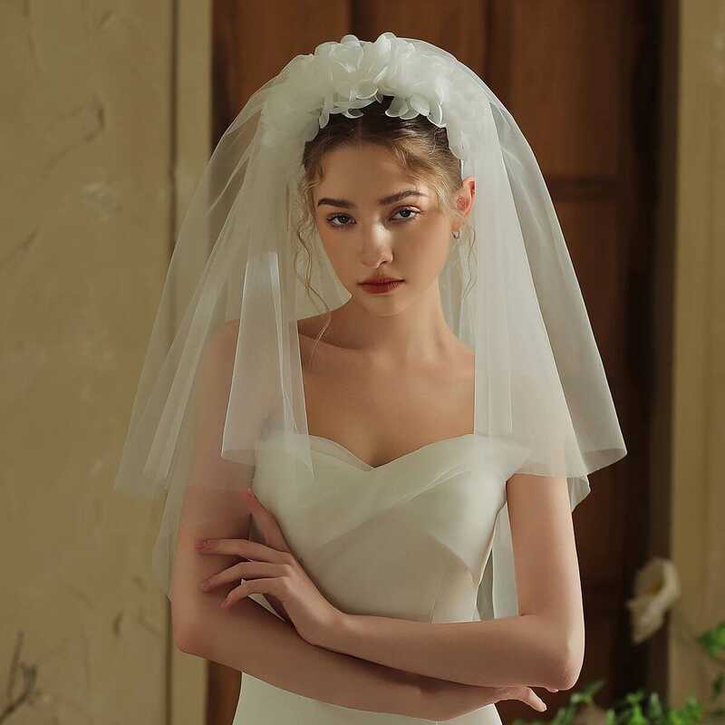 Vương miện đôi lớp hoa trắng cho cô dâu, kèm chứng nhận đăng ký kết hôn