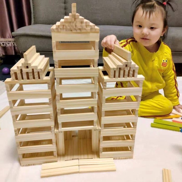 Aki lắp ráp đồ chơi xây dựng Kapla bằng gỗ nguyên khối Meid dành cho trẻ em ở trường mẫu giáo.