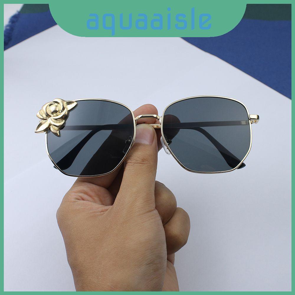 Kính râm Cosplay Navia Impact Genshin có ống kính Polycarbonate màu đen và trang phục khung vàng cho