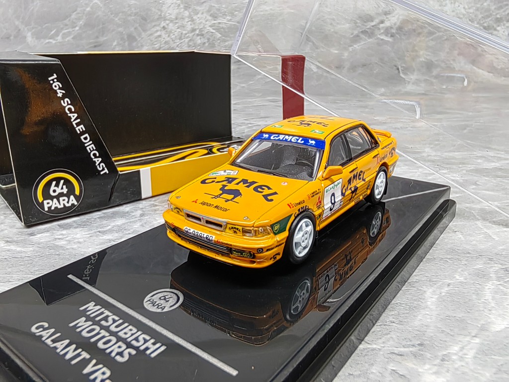 PARA64 1 / 64 Đồ trang trí mô hình hợp kim Sedan cửa đôi Mitsubishi