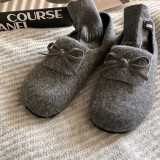 Giày len Birkenstock màu xám thắt nơ dành cho nữ cùng với giày cao gót nhung Mary Jane