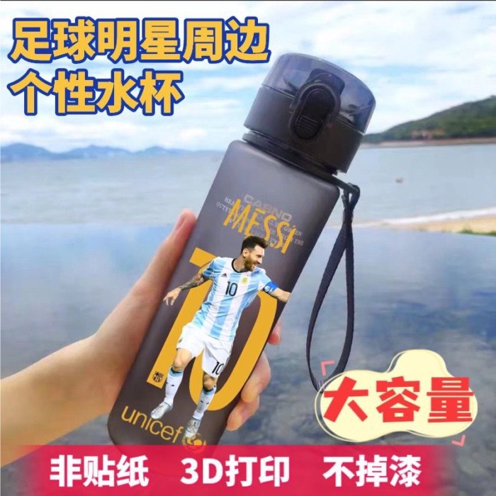 Cốc nước bóng đá tùy chỉnh C Ronaldo Messi Mbappé Neymar Neymar cốc thể thao bằng nhựa mùa hè nam