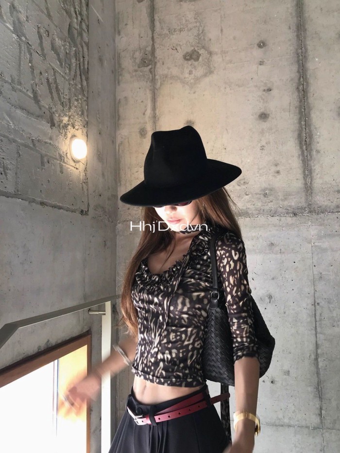 Bữa Tiệc Leopard Print - Giày Thời Trang Với Ankle Strap và Thiết Kế Thon Gọn