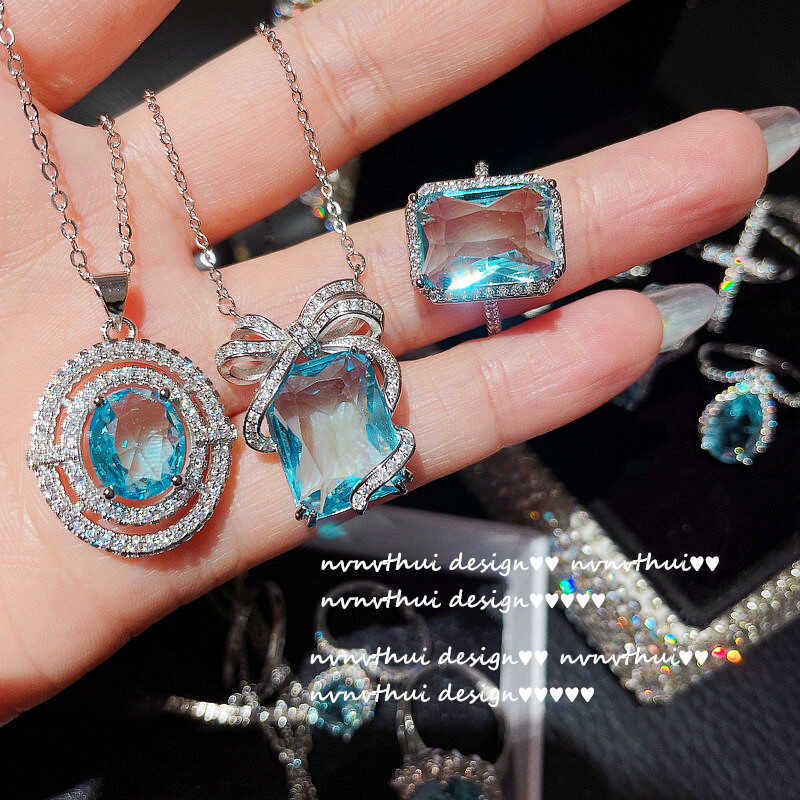 Nhẫn Aquamarine mạ vàng 18K với đá zircon và nơ nhấp nháy