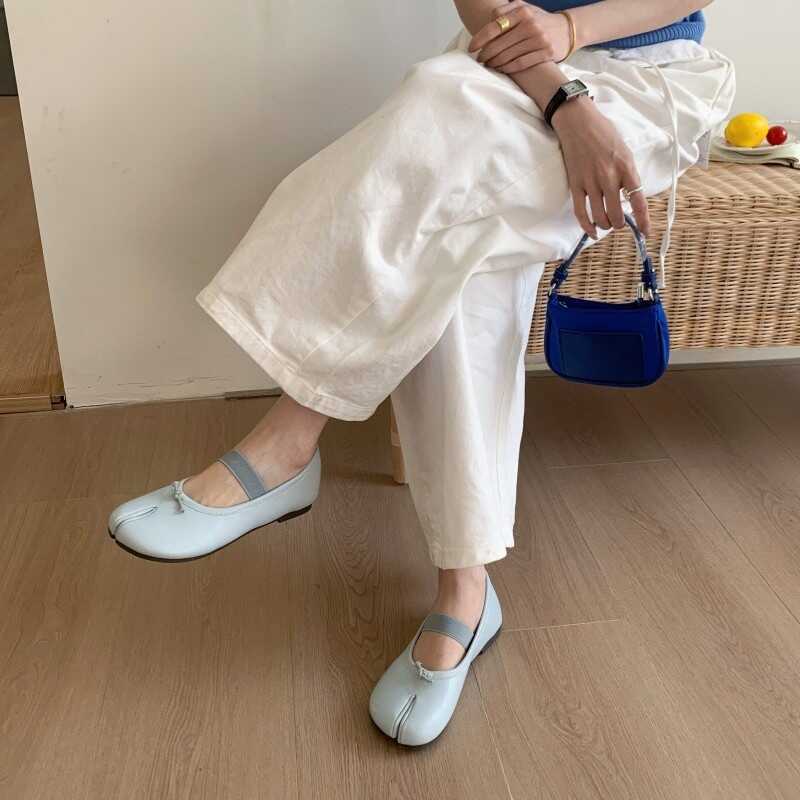 Hàng hóa phiên bản cao ~ Phong cách mới mm6 Magela tabi Split Toe Giày múa ba lê đế phẳng Dây đeo lợ