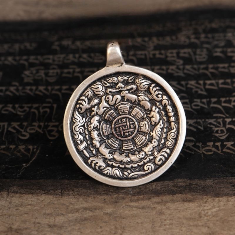Bùa thắt lưng tám quẻ hình bọ cạp sư lữ bằng bạc cổ chế tác tinh xảo theo phong cách Tây Tạng, bùa h