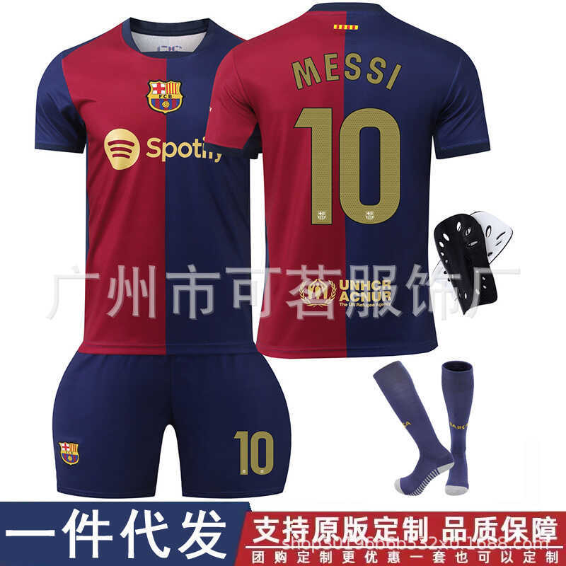 Áo bóng đá chính xác của Bazaar Home Macy với số 9 Lewandowski, số 8 Pedri và số 27 Yerry Mina