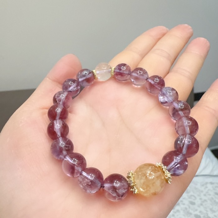 Vòng tay may mắn thiết kế từ đá kinh thạch anh tím và asai trắng hình trái tim, phù hợp với văn hóa dân tộc và thời trang sáng tạo