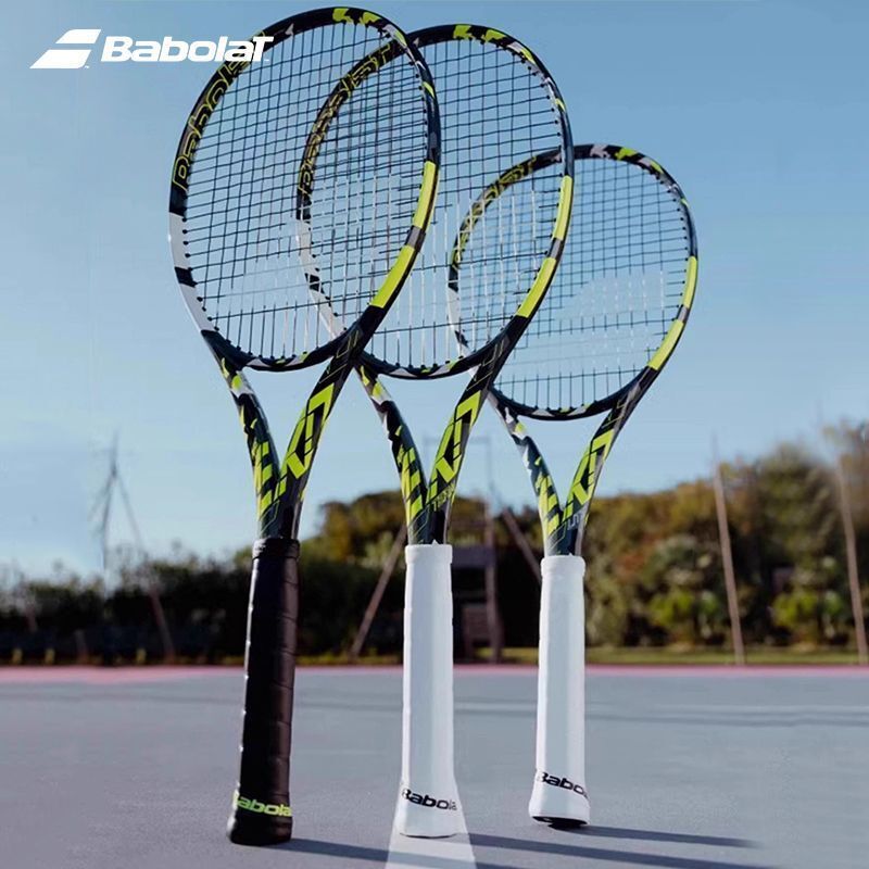 Vợt Babolat, cùng mẫu với vợt tennis full carbon PA98 thuộc dòng Pure Aero của Alcaraz.