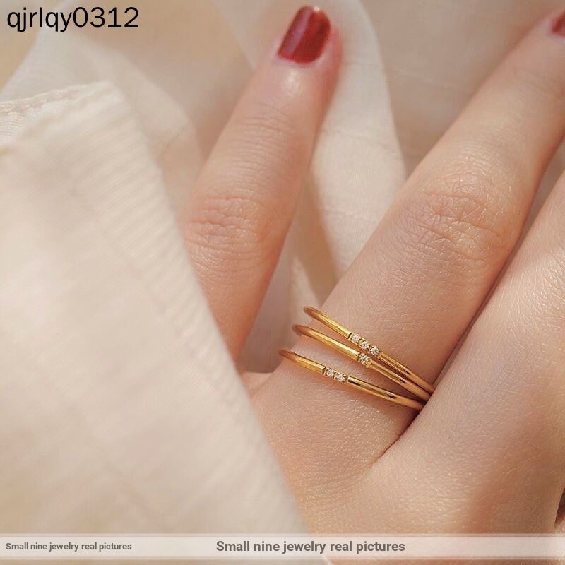 Nhẫn Thép Titan Mạ Vàng 18K Đính Đá Zircon Siêu Nhỏ Không Gây Dị Ứng