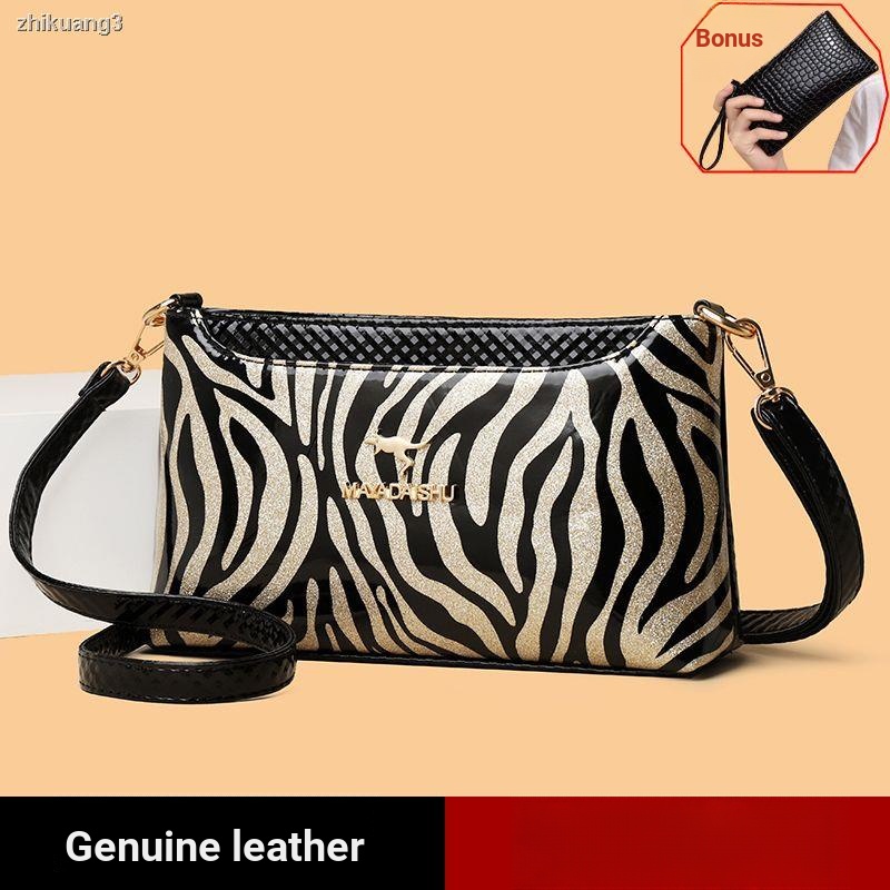 Túi Đeo Vai Bằng Da Bóng In Họa Tiết Da Báo Thời Trang Dễ Phối Đồ Cho Phụ Nữ Trung Niên