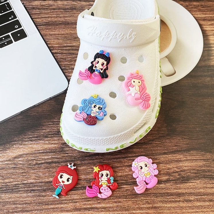 Dép Crocs Jibbitz Bằng Cao Su PVC Mềm Hình Công Chúa Tiên Cá Có Khóa Cài Làm Quà Tặng Cho Bé