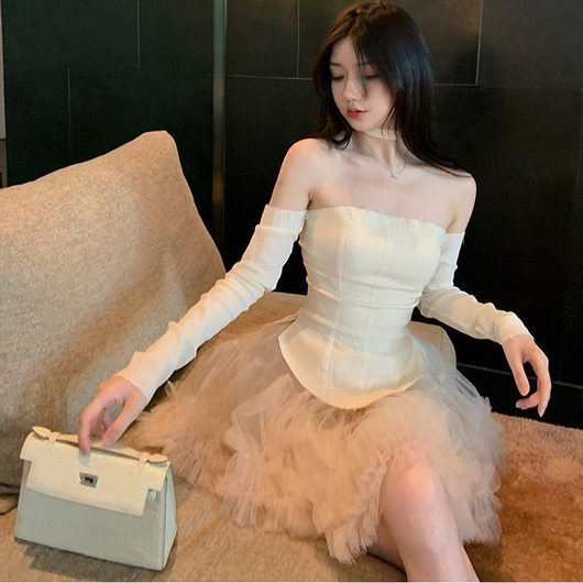 Set áo trễ vai và chân váy xòe, phong cách quyến rũ, gợi cảm, bộ đồ cho các nàng ngọt ngào