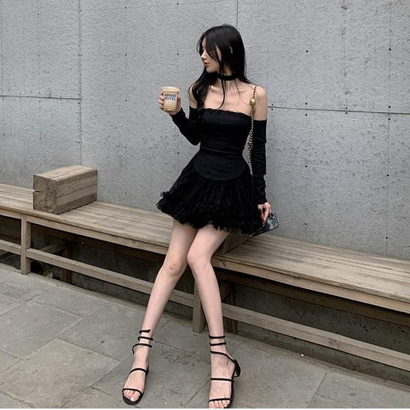 Set áo trễ vai và chân váy xòe, phong cách quyến rũ, gợi cảm, bộ đồ cho các nàng ngọt ngào