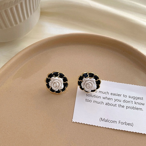 Khuyên Kẹp Vành Tai Hình Hoa Đính Ngọc Trai Đen Phong Cách Vintage Thời Trang Cho Nữ