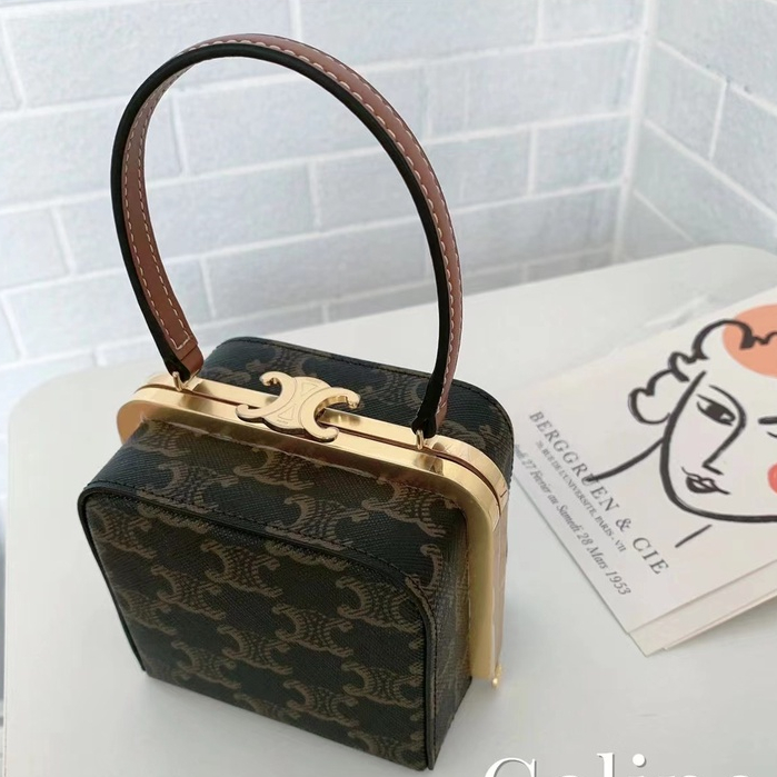 Hộp Tay Da TRIOMPHE Minaudiee