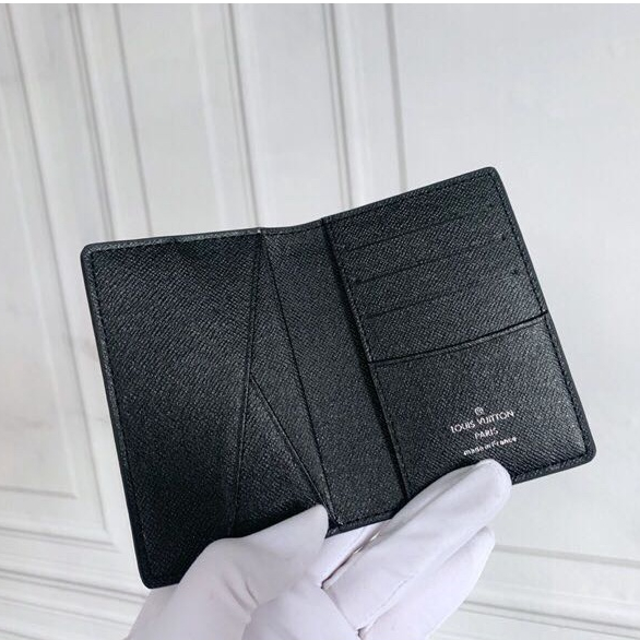 Hình ảnh vật lý Louis vuitton là chính hãng LV thẻ M63144 sẵn sàng để vận chuyển   Kích thước: 7X11cm