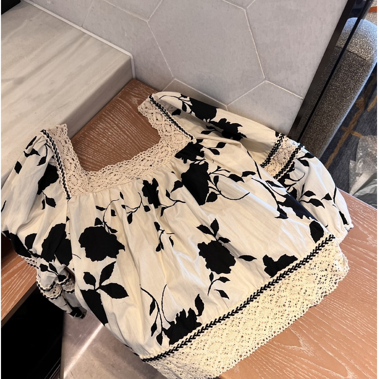 Áo croptop nữ họa tiết hoa phong cách croptop cổ vuông ngắn tay, tay phồng búp bê